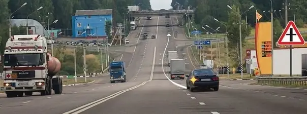 Иллюстрация к вопросу: Можно ли водителю легкового автомобиля выполнить опережение грузовых автомобилей вне…