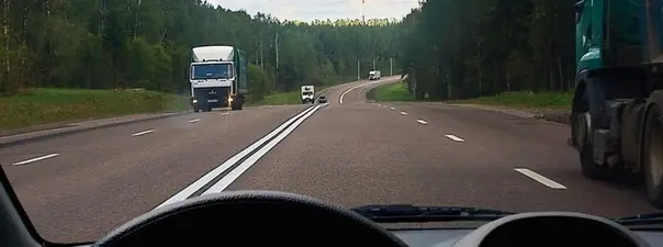 Иллюстрация к вопросу: Можно ли Вам после опережения грузового автомобиля продолжить движение по левой полосе…