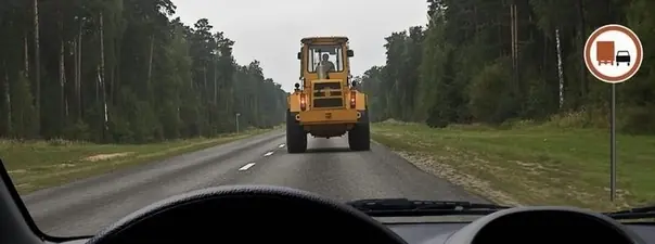 Иллюстрация к вопросу: Можно ли Вам обогнать трактор, управляя грузовым автомобилем с разрешенной максимальной…