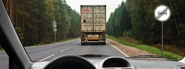 Иллюстрация к вопросу: При движении по двухполосной дороге за грузовым автомобилем у Вас появилась возможность…